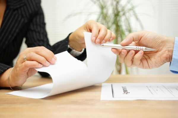 lexpera_blog_fesih 51619076 - woman tears agreement documents in front of agent who wants to get a signature