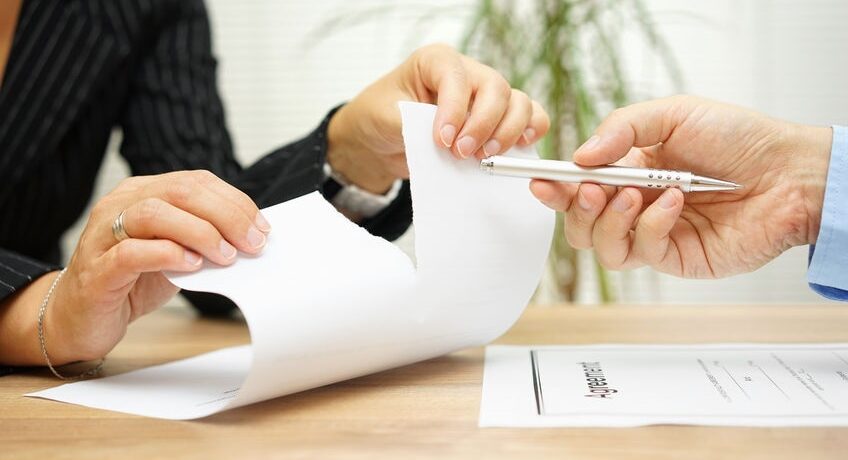 lexpera_blog_fesih 51619076 - woman tears agreement documents in front of agent who wants to get a signature